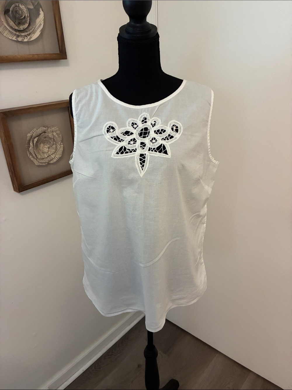 Banana Republic Sleeveless White Embroidered Tank Top 100% Cotton